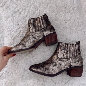 NWOT gorgeous western style shimmer booties